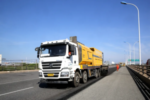 東海大橋預防性養(yǎng)護工藝試驗段鋪筑完成