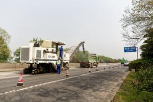 高遠(yuǎn)公司承擔(dān)的河南省交通運(yùn)輸廳科技項(xiàng)目“適用于綠色公路養(yǎng)護(hù)的銑刨機(jī)關(guān)鍵技術(shù)及工程應(yīng)用研究”通過驗(yàn)收